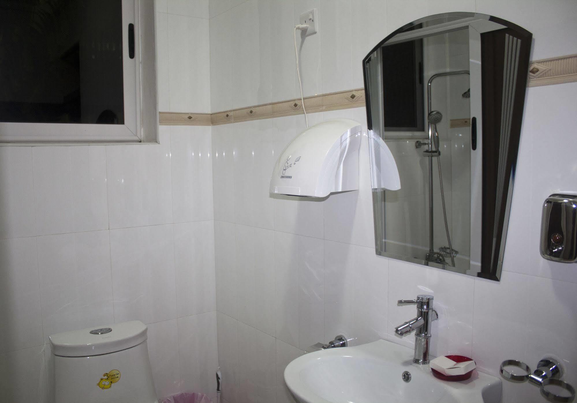@Home Boutique B&B Hostel And Suite Accra Extérieur photo