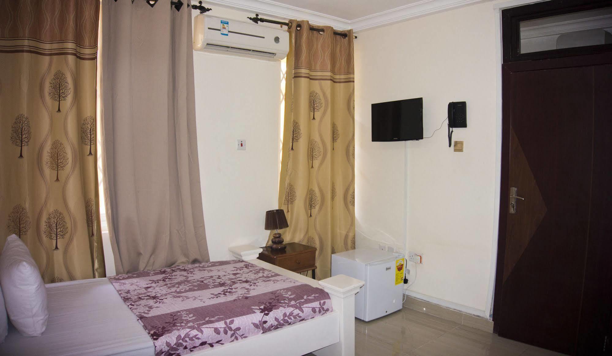 @Home Boutique B&B Hostel And Suite Accra Extérieur photo